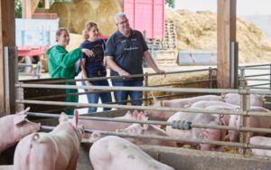210824_edeka_tierschutzbeauftragte_hofglueck_schwein_Galerie